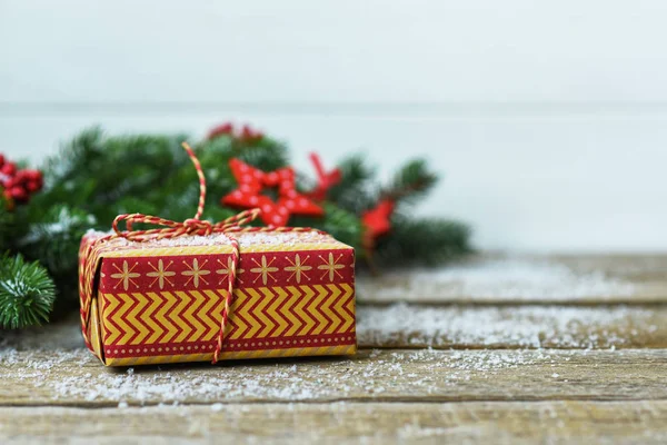 Fond Noël Avec Des Décorations Une Boîte Cadeau Sur Une — Photo