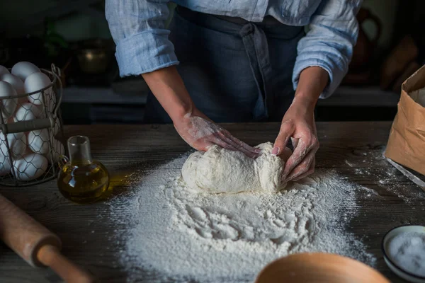 부엌에서 경험이 풍부한 여성은 이탈리아 파스타를 만들기 밀가루와 반죽을 준비합니다 — 스톡 사진