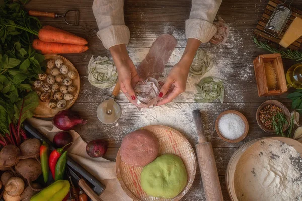 制作自制意大利面的过程 厨师制作新鲜的意大利传统意大利面食 顶部视图 古色古香的风格 色调的图像 — 图库照片