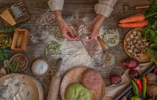 制作自制意大利面的过程 厨师制作新鲜的意大利传统意大利面食 顶部视图 古色古香的风格 色调的图像 — 图库照片