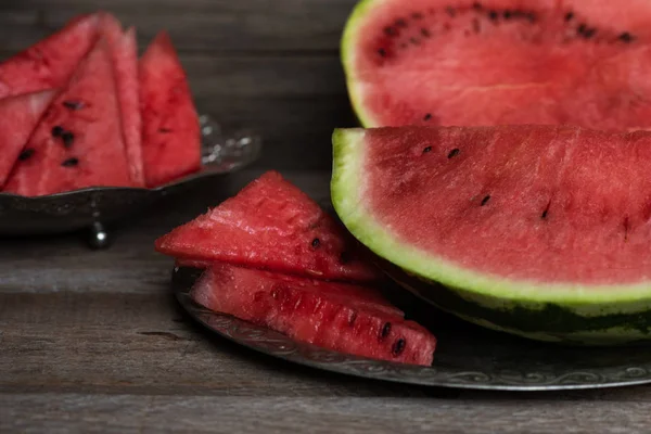 Kırsal masada olgun sulu kırmızı karpuz..