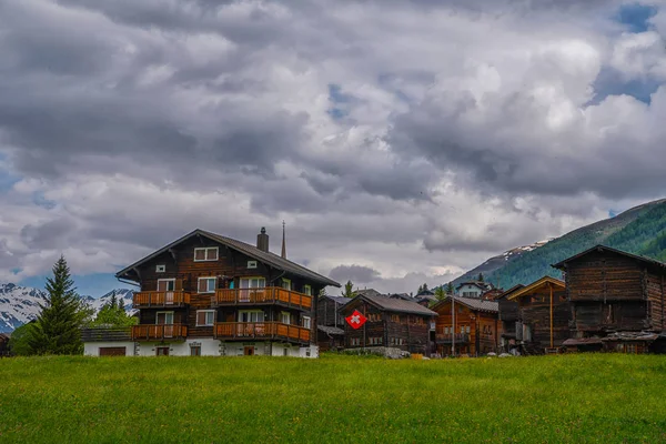 Красочный Летний Вид Маленькую Деревню Эркантон Вале Швейцария Летний День — стоковое фото