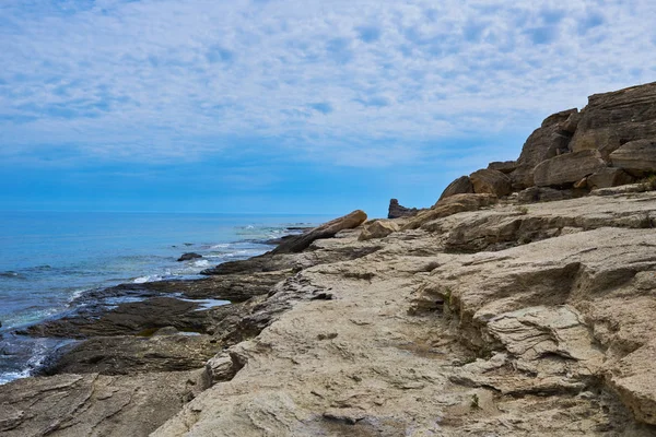 Краєвид Краєвиду Ізольований Безлюдний Скелястий Пляж Блакитною Бірюзовою Морською Водою — стокове фото
