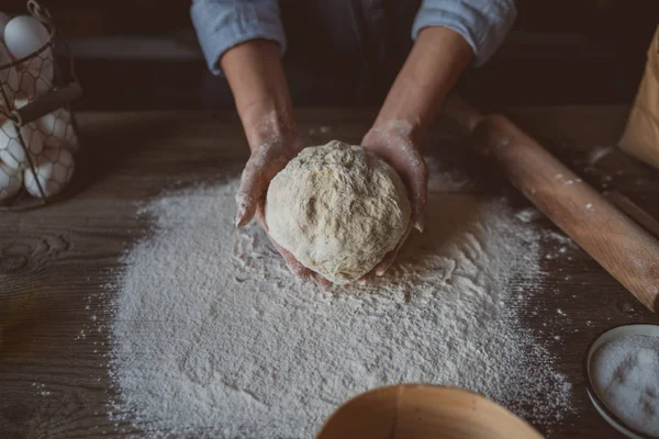 Piękne Kobiece Ręce Ugniatają Ciasto Którego Będą Następnie Zrobić Chleb — Zdjęcie stockowe