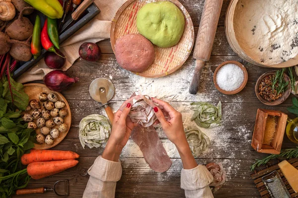 Процесс Приготовления Домашней Пасты Шеф Повар Готовит Свежую Итальянскую Традиционную — стоковое фото
