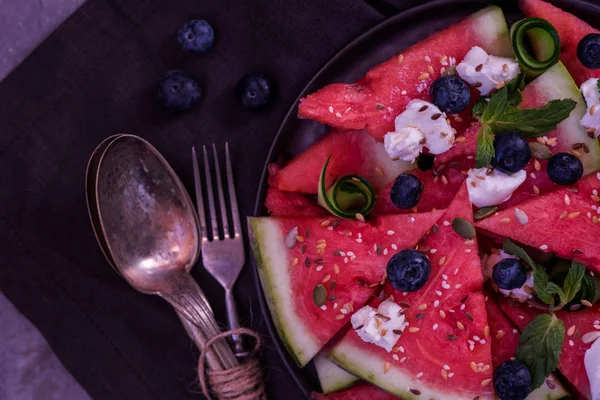 Frischer Sommer Wassermelonen Salat Mit Feta Käse Minze Blaubeeren Auf — Stockfoto