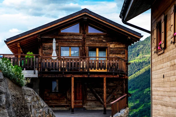 Bela Casa Madeira Tradicional Aldeia Alpina Suíça Cantão Valais Com — Fotografia de Stock