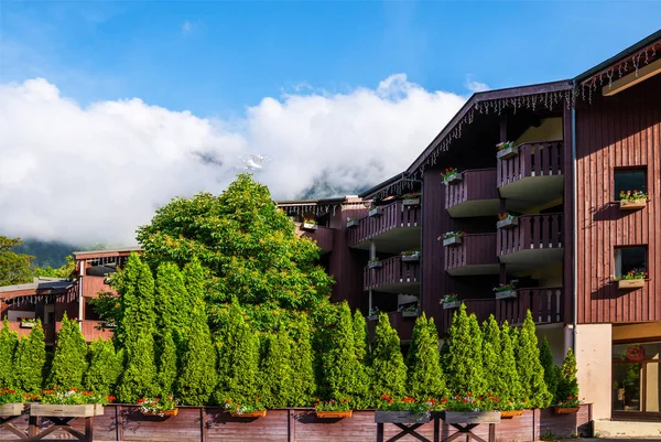 Chamonix Fransa Alpler inanılmaz sahne. Yaz aylarında Chamonix şehir merkezinde. Yaz güneşli bir günde güzel binalar. Çiçekler, renkli cepheler.