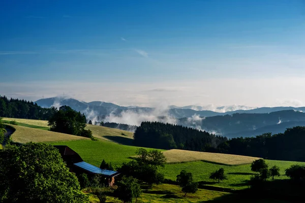 Schilderachtig Uitzicht Een Pittoresk Bergdorp Duitsland Het Zwarte Woud Zomer — Stockfoto