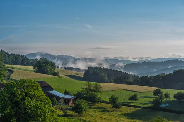 Горный Ландшафт Деревней Туманный Закат Германии Черный Лес Тонированное Изображение — стоковое фото