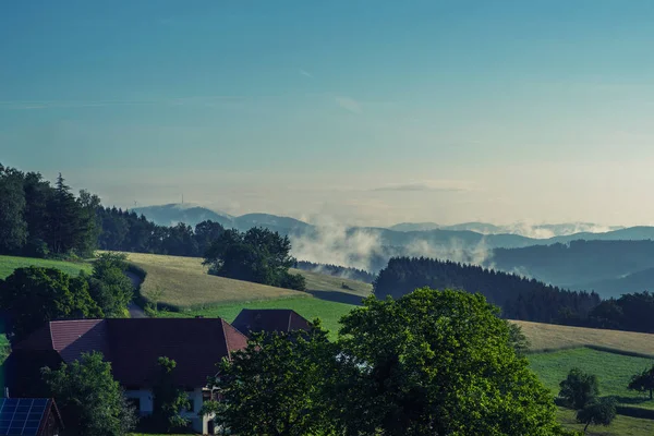 Горный Ландшафт Деревней Туманный Закат Германии Черный Лес Тонированное Изображение — стоковое фото