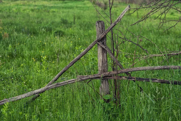 农场的旧木栅栏在草地上 在绿草如茵的乡村景观上 夏季绿色乡村农场围栏景观 — 图库照片