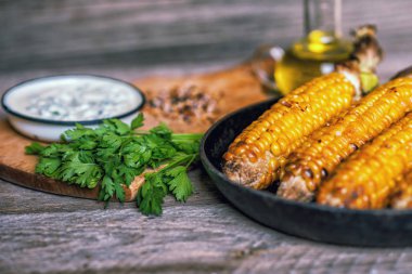 Baharat, sarımsak, limon, kırmızı biber ve peynir ile ızgara mısır koçanları. Meksika yemeği. Sağlıklı, organik, ev yapımı yiyecekler. Tonlu görüntü. Kopyalama alanı ile düz yatıyordu.