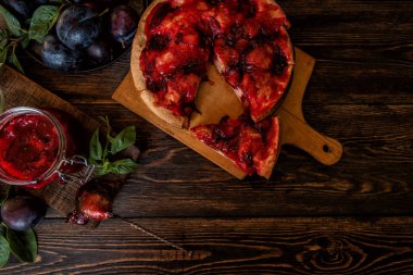 Meyveli turta. Tatlı turta, taze erikli turta. Erikli lezzetli kek. Sonbahar hasat konsepti. Yapraklı taze erikler. Sağlıklı, organik gıda. Tonlu görüntü.