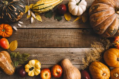 Sarı yaprakları, kırmızı elma ve kabak ile Sonbahar arka plan. Kopya alanı ile yaşlı ahşap üzerinde sonbahar hasat Çerçevesi. Mevsimlik teklifler için mockup. Üstte görüntü.