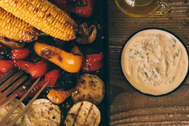 Sebze, baharat, sarımsak, sağlıklı, organik, ev yapımı gıda ile ızgara mısır koçanları. Tonlu görüntü. Düz yatıyordu.