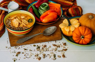 Kabak ve kruton ile sebze çorbası püresi. Üst te. Sonbahar gıda konsepti, kopya alanı. Kavrulmuş kabak, kırmızı kırmızı biber, havuç, zencefil ve tohum.