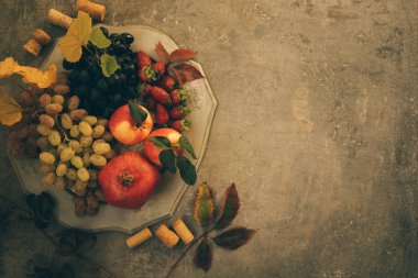 Çeşitli ham organik meyve ile Kompozisyon. Detoks diyeti. Elma, nar, vintage tepside sonbahar sarı yaprakları ile üzüm. Kopyalama alanı ile düz yatıyordu.