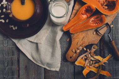 Sonbahar sebze ve kabak çekirdeği ile bir kapta kabak çorbası. Vegan çorbası. Sebze krema çorbası ve malzemeler. Sağlıklı beslenme veya vejetaryen gıda kavramı. Kopyalama alanı ile üst görünüm. Tonlu görüntü.