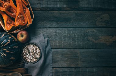 Rustik ahşap arka plan üzerinde taze organik sebzeler. Sağlıklı doğal gıda. Dilimlenmiş ve tohum ile bütün kabaklar. Pişirme malzemeleri. Sonbahar mevsimi yeme. Kırsal natürmort. Üst te. Tonlu görüntü.