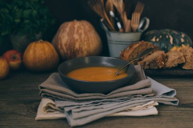 Sebze krema çorbası ve malzemeler. Sağlıklı beslenme veya vejetaryen gıda kavramı. Diyet vejetaryen kabak kreması çorba püresi, koyu kahverengi ahşap masa üzerinde. Kopya alanı. Tonlu görüntü. Yumuşak odaklama.