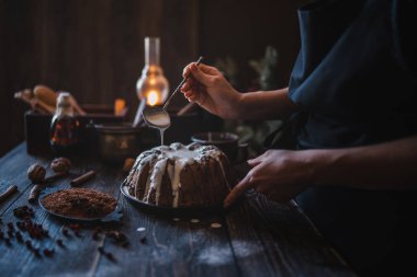 Noel sihirli zamanı. Malzemeler, tatil doğal süslemeleri ve mutfak eşyaları ile Koyu pişirme arka plan. Mutlu Noeller ve Mutlu Tatiller. Aile hazırlığı tatil gıda. 