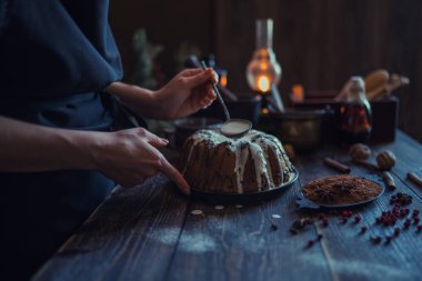Noel sihirli zamanı. Malzemeler, tatil doğal süslemeleri ve mutfak eşyaları ile Koyu pişirme arka plan. Mutlu Noeller ve Mutlu Tatiller. Aile hazırlığı tatil yemekleri. Üst te. Tonlu görüntü.
