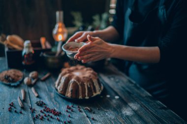 Noel sihirli zamanı. Malzemeler, tatil doğal süslemeleri ve mutfak eşyaları ile Koyu pişirme arka plan. Mutlu Noeller ve Mutlu Tatiller. Aile hazırlığı tatil gıda. 