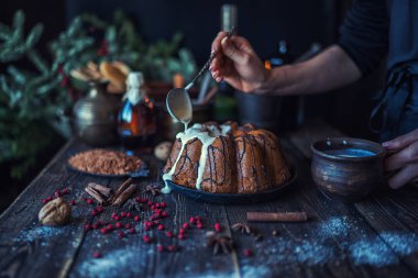 Noel sihirli zamanı. Malzemeler, tatil doğal süslemeleri ve mutfak eşyaları ile Koyu pişirme arka plan. Mutlu Noeller ve Mutlu Tatiller. Aile hazırlığı tatil yemekleri. Üst te. Tonlu görüntü.