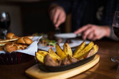 Patates rustik tarzı bir tencerede kızartılır. Yemek ve eğlence kavramı. Kızarmış patates. Lezzetli sıcak patates. Organik sağlıklı gıda. Tonlu görüntü. Seçici odak.
