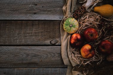 Sonbahar arka plan buğday, kırmızı elma, Mısır ve kabaklar kulaklı. Hasat kopya alanı ile yaşında tahta üzerinde kalmaktadır. Mockup mevsimlik teklifler ve tatil kartpostal, en iyi görünüm için. Tonlu görüntü.