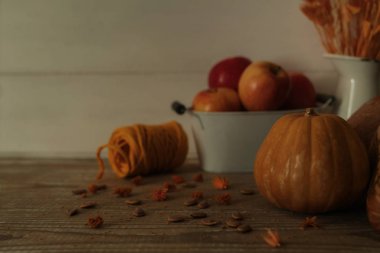 Sonbahar meyve ve sebze arka plan. Sonbahar Şükran Mevsimlik. Doğa arka planı. Bir sonbahar sıcak bir günde ahşap eski masa ve rustik vazo çiçekler. Seçici odak. Tonlu görüntü.