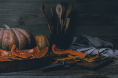 Rustik ahşap arka plan üzerinde taze organik sebzeler. Sağlıklı doğal gıda. Dilimlenmiş ve bütün kabaklar. Pişirme malzemeleri. Sonbahar mevsimi yeme. Kırsal natürmort. Tonlu görüntü. Seçici odaklama.