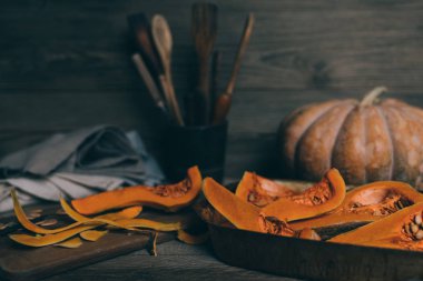 Rustik ahşap arka plan üzerinde taze organik sebzeler. Sağlıklı doğal gıda. Dilimlenmiş ve bütün kabaklar. Pişirme malzemeleri. Sonbahar mevsimi yeme. Kırsal natürmort. Seçici odak. Tonlu görüntü.