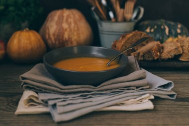 Sebze krema çorbası ve malzemeler. Sağlıklı beslenme veya vejetaryen gıda kavramı. Diyet vejetaryen kabak kreması çorba püresi, koyu kahverengi ahşap masa üzerinde. Kopya alanı. Tonlu görüntü. Yumuşak odaklama.