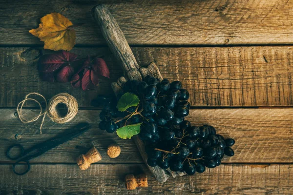 Dunkelblaue Traube Mit Herbstblättern Auf Altem Holzgrund Gesunde Früchte Rotweintrauben — Stockfoto