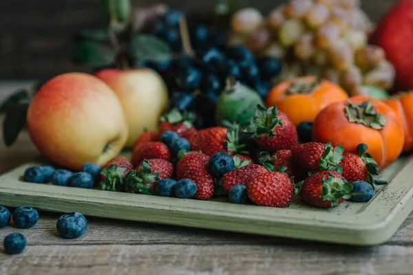 Gesunde Lebensmittel Saubere Ernährung Auswahl Hölzernen Tablett Erdbeeren Blaubeeren Äpfel — Stockfoto