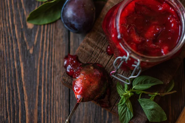 Rustieke Plum Pie Donkere Houten Bord Achtergrond Herfst Oogst Taart — Stockfoto