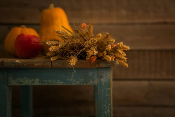 Oreilles Blé Doré Pommes Citrouilles Sur Des Tabourets Bois Altérés — Photo