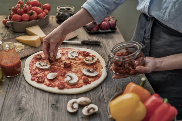 Frische Pizza Mit Tomaten Und Pilzen Hausgemachte Leckere Pizza Auf — Stockfoto