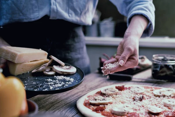 Eine Hausfrau Legte Käse Auf Basis Einer Ländlichen Italienischen Küche — Stockfoto
