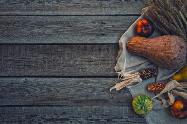 Dankbarkeit Kürbisse Äpfel Blätter Ähren Und Gewürze Auf Braunem Holzgrund — Stockfoto