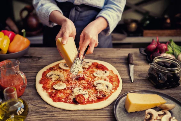 Conceito Comida Pizza Cru Italiana Original Fresca Preparação Estilo Tradicional — Fotografia de Stock