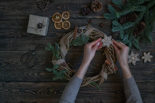 Fondo Navidad Con Decoraciones Guirnalda Conos Pino Creación Corona Hecha — Foto de Stock