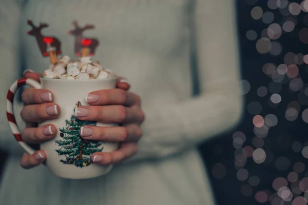 Kvinnliga Händer Med Kopp Kaffe Mysigt Vinterkoncept Vintervarm Dryck Varm — Stockfoto