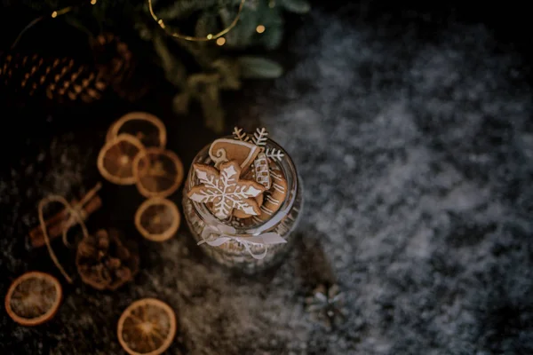 圣诞礼物 包括自制的姜饼饼干 坚果和巧克力 玻璃罐 冷杉树枝 圣诞香料和装饰 新年或圣诞节的概念 带复制空间的顶视图 — 图库照片