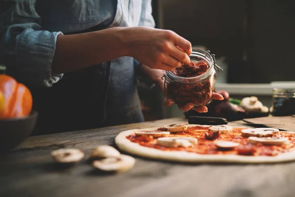 Cucini Mani Chiuda Mani Alcuni Ingredienti Intorno Tavolo Pizza Cruda — Foto Stock