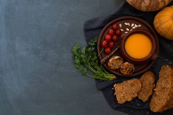 Dýňová Polévka Misce Podzimní Zeleninou Dýňovou Semínka Veganská Polévka Zeleninovou — Stock fotografie