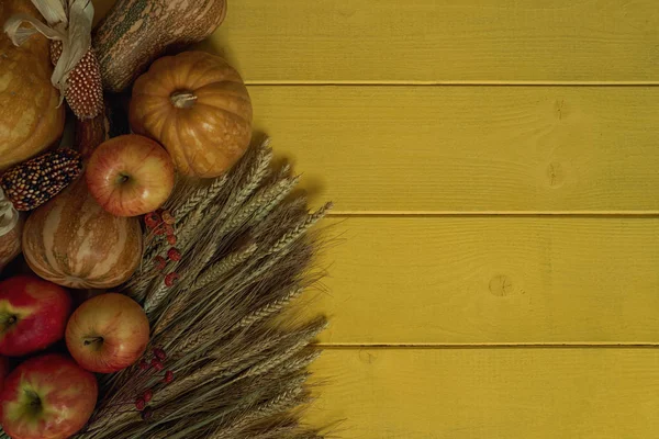 Herbst Hintergrund Mit Ähren Und Gemüse Auf Einem Rustikalen Holztisch — Stockfoto