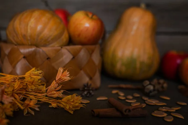 Gewürze Herbstblätter Und Zapfen Auf Einem Warmen Dunklen Holztisch Defokussierte — Stockfoto